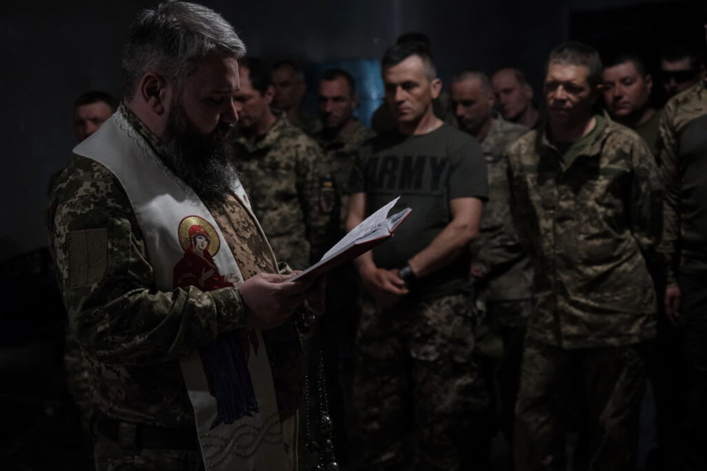 Ukraińscy żołnierze podczas obchodów Wielkanocy (PAP/EPA/Maria Senovilla)