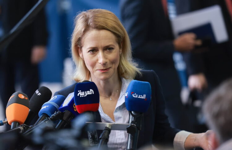 Kaja Kallas, szefowa unijnej dyplomacji, podczas szczytu w Luksemburgu (PAP/EPA/OLIVIER HOSLET)