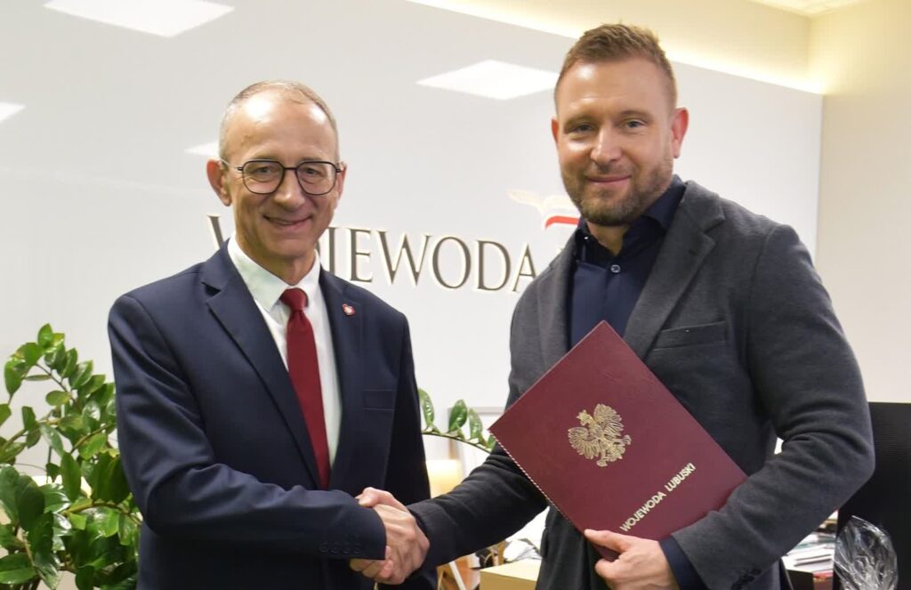 Wojewoda Marek Cebula wręcza nominację dr. Pawłowi Kaczorowskiemu (LUW)