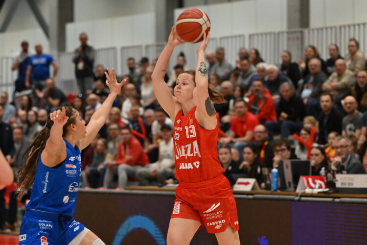 Wroc³aw, 02.04.2025. Zawodniczka 1KS lêzy Wroc³aw Weronika Gajda (P) i Elena Tsineke (L) z PolskaStrefaInwestycji Enei AJP Gorzów Wlkp. podczas pi¹tego meczu pó³fina³owego Ekstraklasy koszykarek, 2 bm. (mk) PAP/Maciej Kulczyñski
