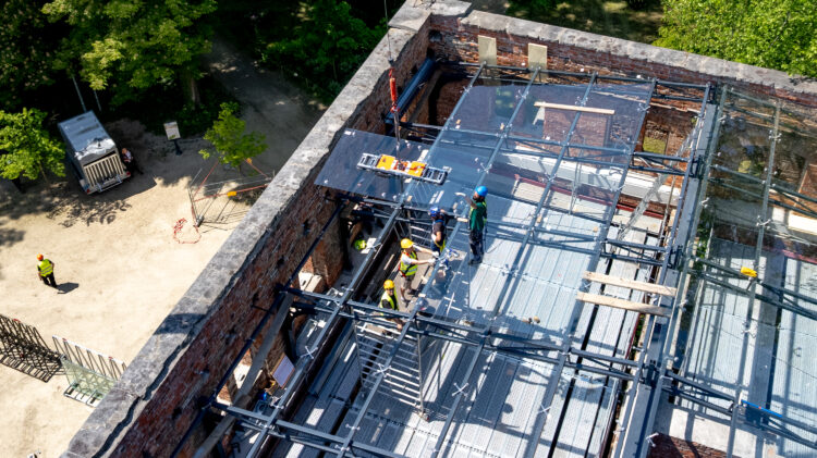 Pałac w Zatoniu będzie miał szklany dach. Trwają prace [GALERIA ZDJĘĆ] Radio Zachód - Lubuskie