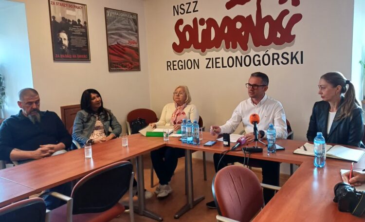 W Zielonej Górze najemcy lokali socjalnych po wyroku eksmisyjnym mieli płacić zawyżone czynsze - konferencja NSZZ "Solidarność" (fot. Piotr Bakselerowicz)