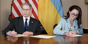 Podpisanie umowy o założeniu Funduszu Odbudowy przez USA i Ukrainę (PAP/EPA/US DEPARTMENT OF THE TREASURY HANDOUT)