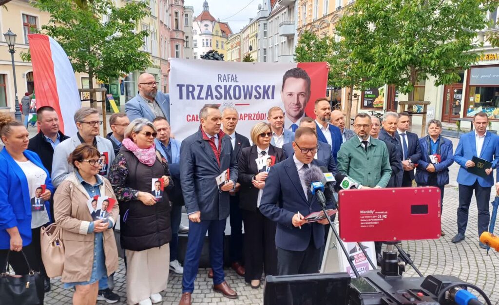 Kampania prezydencka 2025. Zielonogórscy politycy PO, PSL, Nowej Lewicy i Polski 2050 wspierają Rafała Trzaskowskiego (fot. Piotr Bakselerowicz)