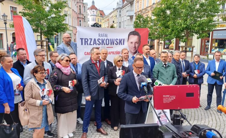Kampania prezydencka 2025. Zielonogórscy politycy PO, PSL, Nowej Lewicy i Polski 2050 wspierają Rafała Trzaskowskiego (fot. Piotr Bakselerowicz)