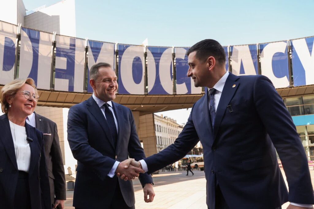 Karol Nawrocki ściskający rękę z Georgem Simionem (https://x.com/NawrockiKn)