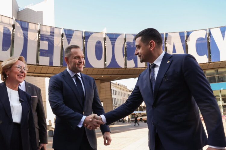 Karol Nawrocki ściskający rękę z Georgem Simionem (https://x.com/NawrockiKn)