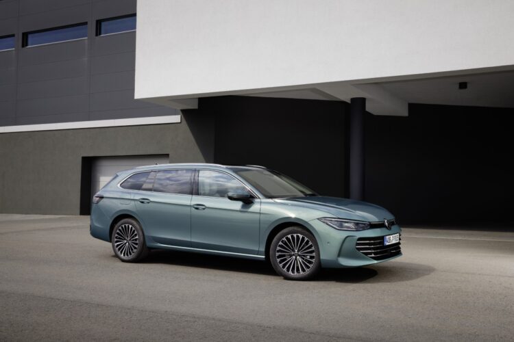 Passat Elegance in the colour Mariposit Green Metallic