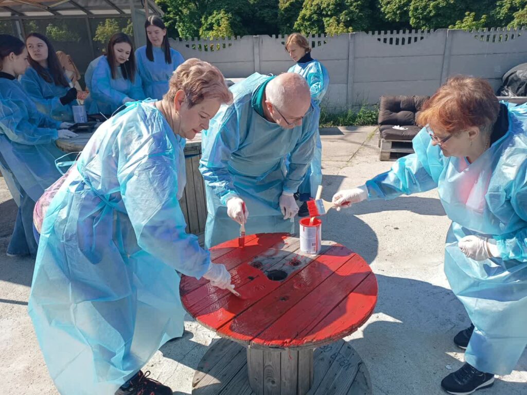 W żagańskiej strefie chillu społecznicy budują meble z palet fot. K.Gonera