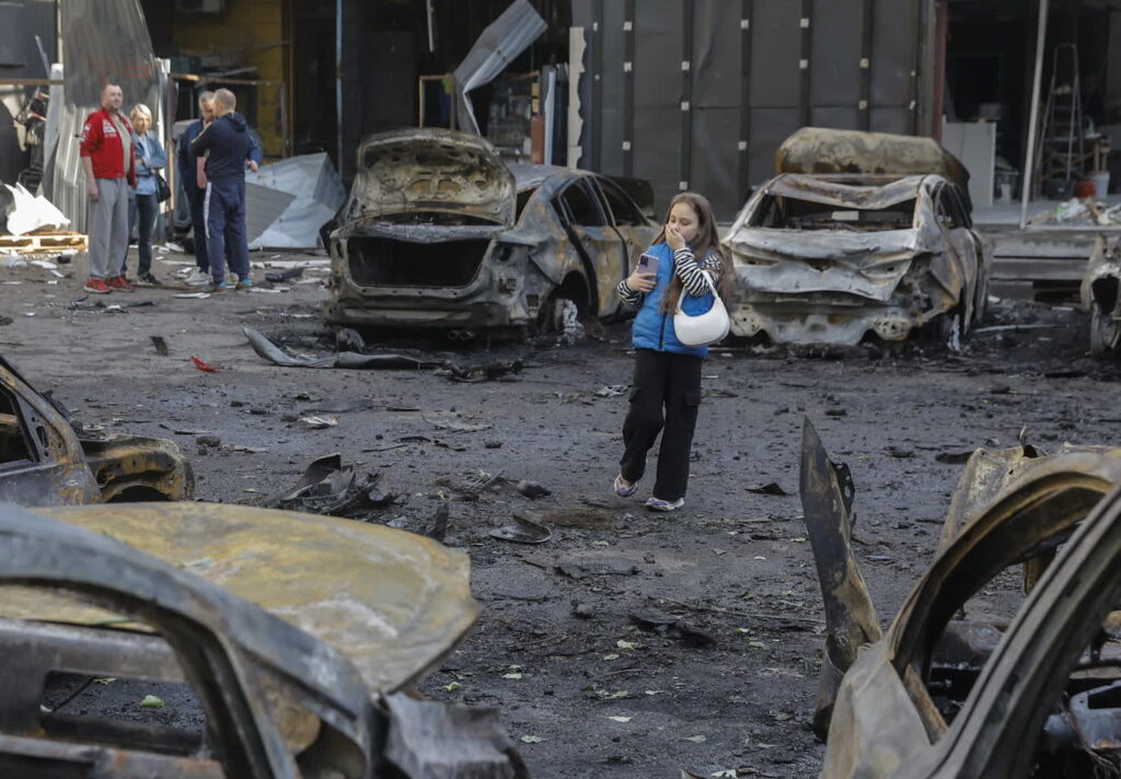 Ostrzelany Kijów, stolica Ukrainy (PAP/EPA/SERGEY DOLZHENKO)