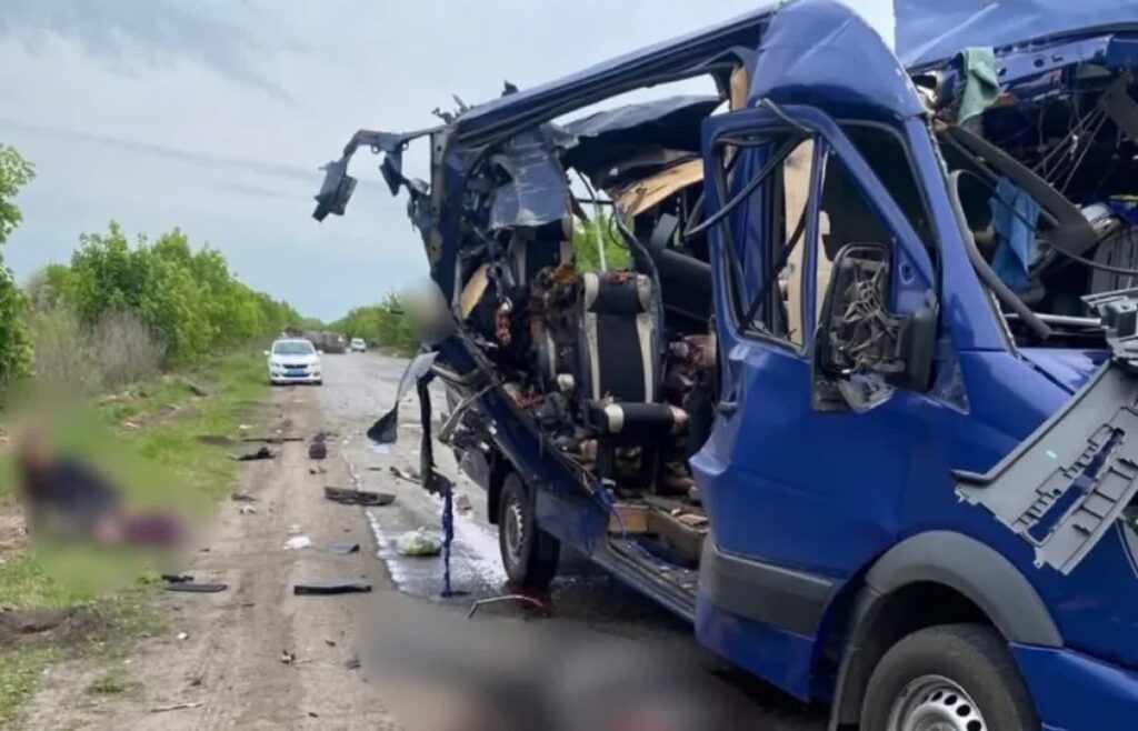 Rosjanie przeprowadzili atak rosyjskim dronem kamikadze Lancet na autobus przewożący cywilów. Fot. FB/Narodowa Policja Ukrainy