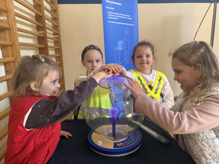 "Naukobus" w SP2 w Sulechowie 9 "Naukobus" w SP2 w Sulechowie Radio Zachód - Lubuskie