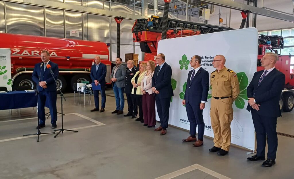 WFOŚiGW wspiera strażaków. 900 tys. zł dla OSP 3 "Lubuski strażak" - podpisanie umów w ramach wsparcie WFOŚiGW w Zielonej Górze dla jednostek OSP (fot. Piotr Bakselerowicz)