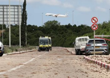 Huti przyznali się do wystrzelenia rakiety na izraelskie lotnisko Ben Guriona. Fot. PAP/EPA/ ABIR SULTAN