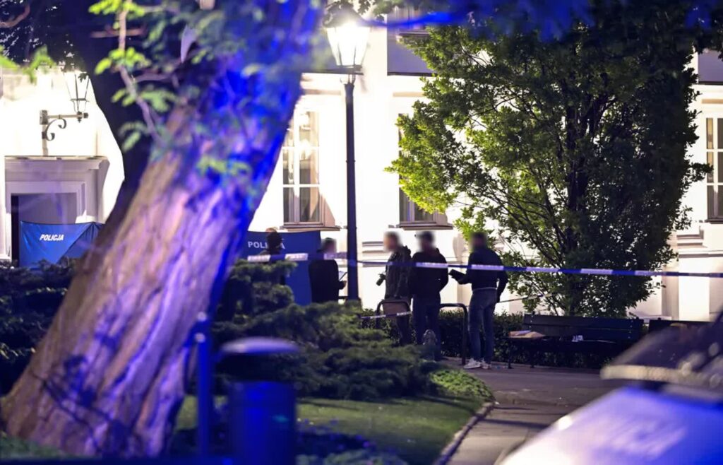 Działania służb na terenie Kampusu Głównego UW w Warszawie. Fot. PAP/Radek Pietruszka