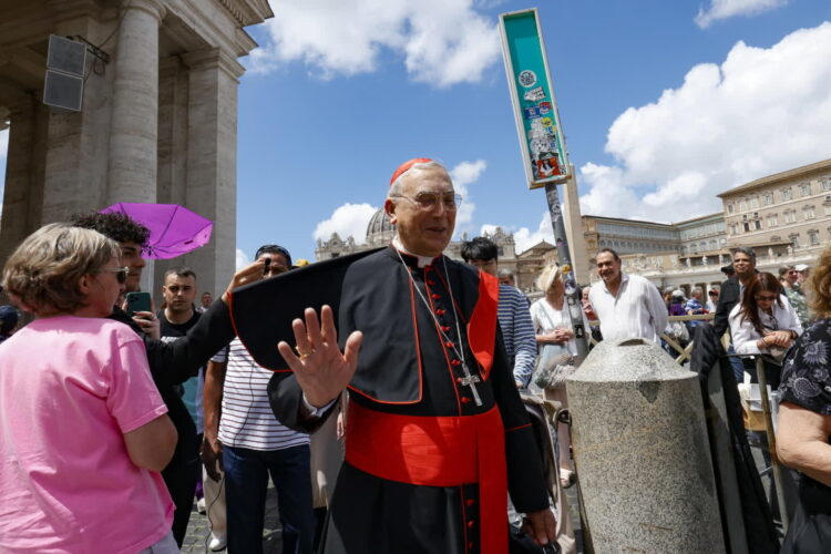 Watykan. Na zdjęciu kardynał Mario Zenari (PAP/EPA/FABIO FRUSTACI)