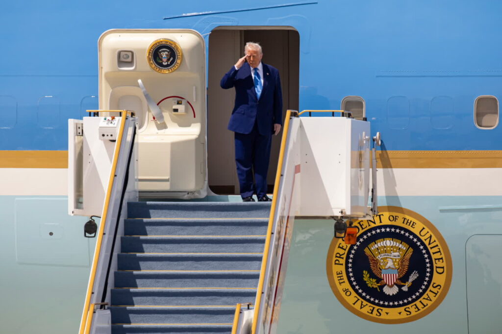 Trumpa nowe rewelacje o cłach handlowych 1 Donald Trump na lotnisku w Abu Zabi (PAP/EPA/UAE PRESIDENTIAL COURT / HANDOUT)