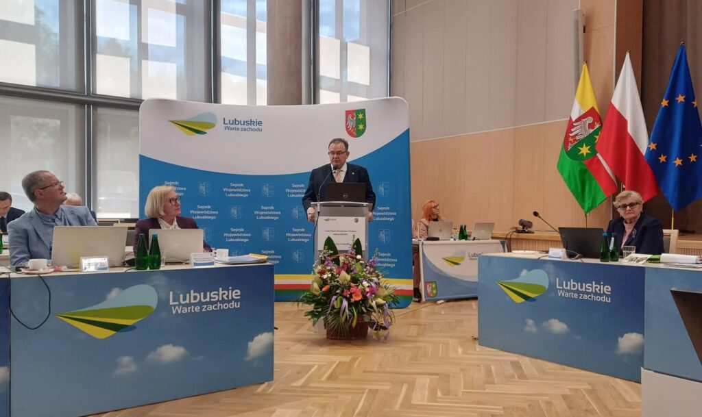 Wojciech Dinges, wiceprezes PolRegio, na sesji sejmiku woj. lubuskiego (fot. Piotr Bakselerowicz)