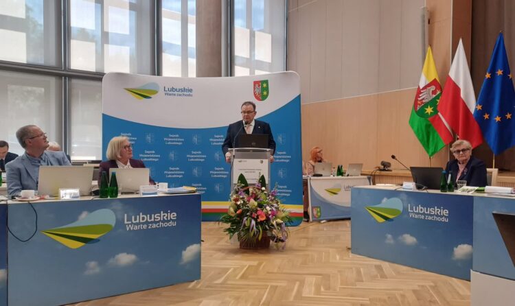 Wojciech Dinges, wiceprezes PolRegio, na sesji sejmiku woj. lubuskiego (fot. Piotr Bakselerowicz)