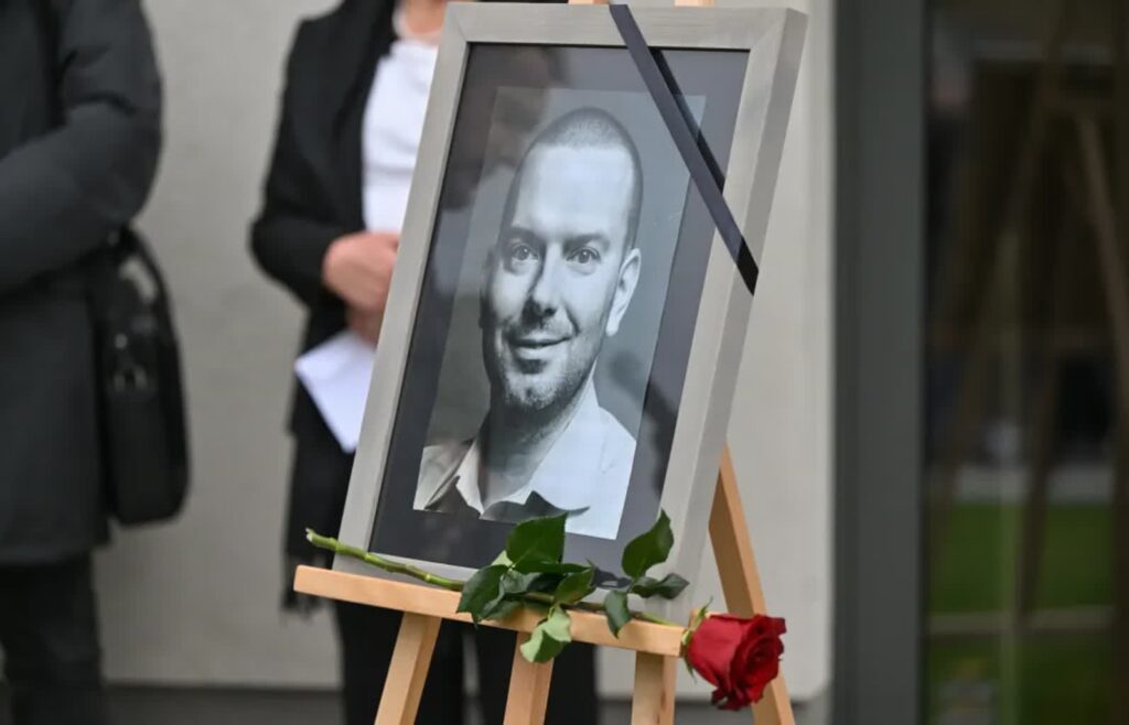 We wtorek w południe medycy w całej Polsce uczcili pamięć zamordowanego lekarza. Fot. PAP/ Art Service