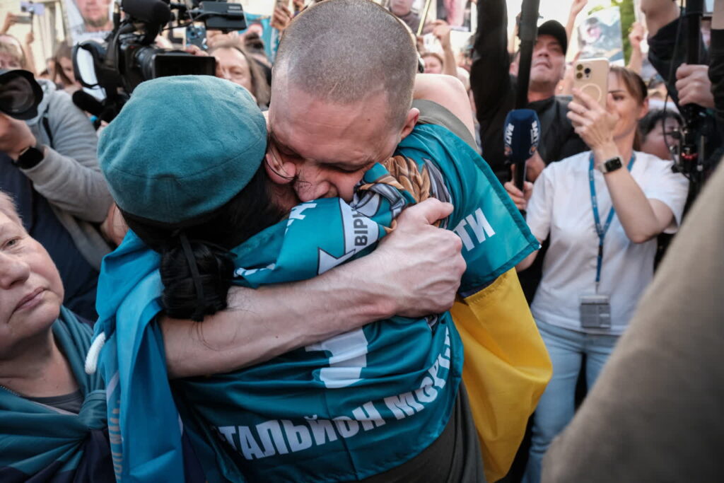 Ukraina - drugi dzień wymiany jeńców 1 Ukraiński żołnierz po powrocie z rosyjskiej niewoli (PAP/EPA/MARIA SENOVILLA)