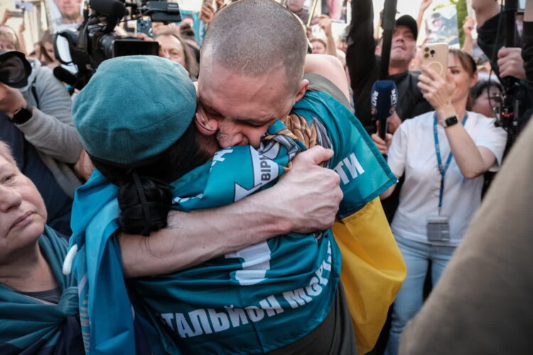 Ukraiński żołnierz po powrocie z rosyjskiej niewoli (PAP/EPA/MARIA SENOVILLA)