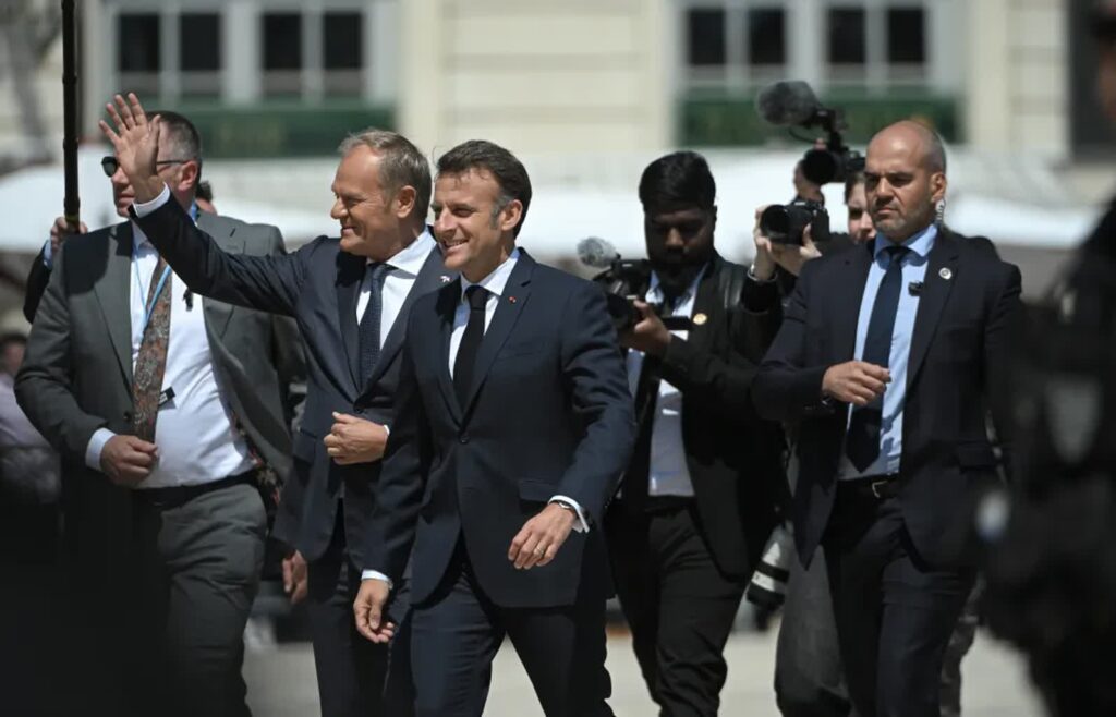 Premier Donald Tusk oraz prezydent Francji Emmanuel Macron podczas powitania w Nancy. Fot. PAP/Marcin Obara