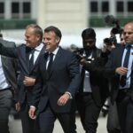 Premier Donald Tusk oraz prezydent Francji Emmanuel Macron podczas powitania w Nancy. Fot. PAP/Marcin Obara