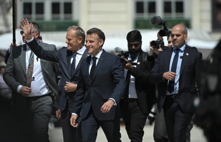 Premier Donald Tusk oraz prezydent Francji Emmanuel Macron podczas powitania w Nancy. Fot. PAP/Marcin Obara