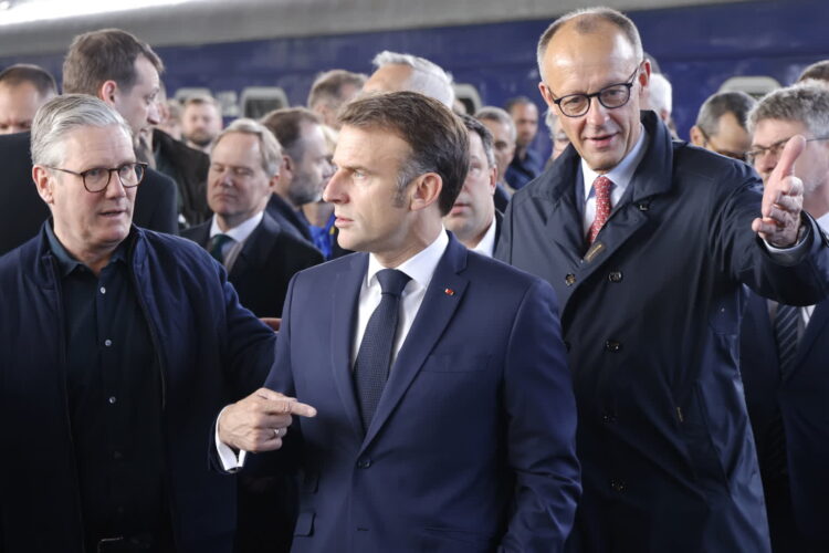 Keir Starmer, Emmanuel Macron i Friedrich Merz (PAP/EPA/LUDOVIC MARIN / POOL)