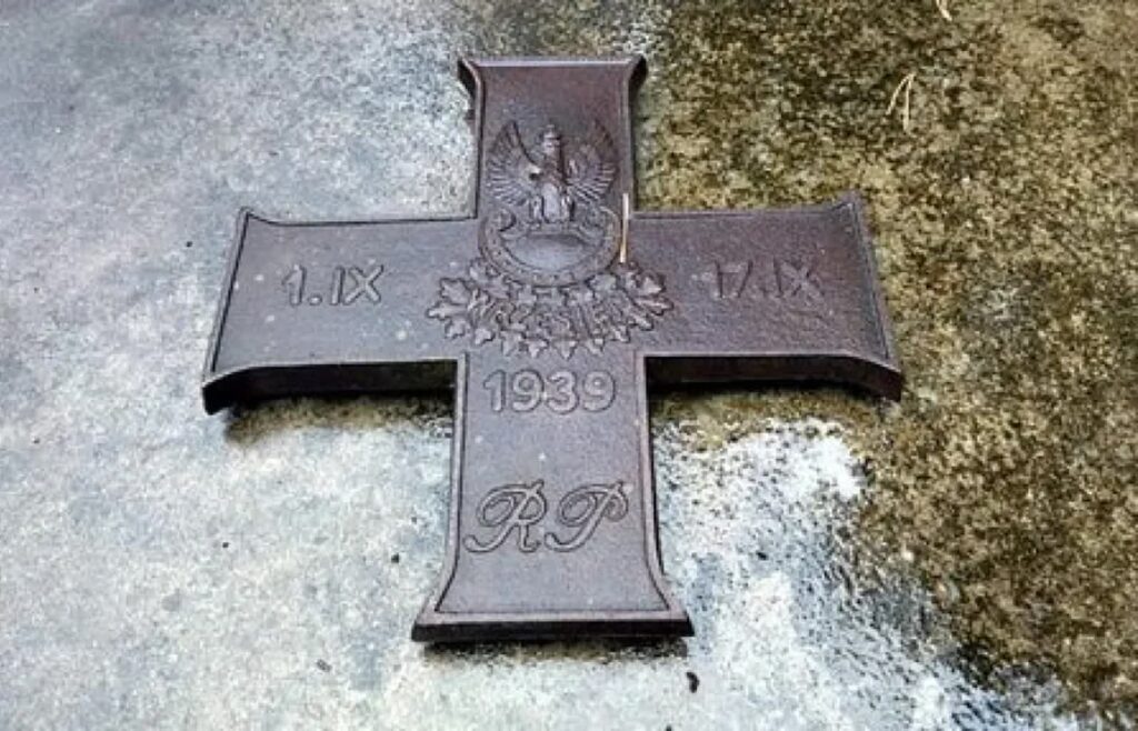 Z pomnika w Miednoje usunięto m.in. Krzyż Kampanii Wrześniowej 1939 r. Fot. X/MSZ