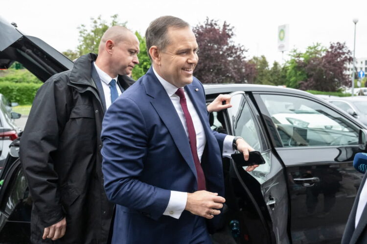 Karol Nawrocki tuż przed spotkaniem ze Sławomirem Mentzenem (PAP/Tytus Żmijewski)