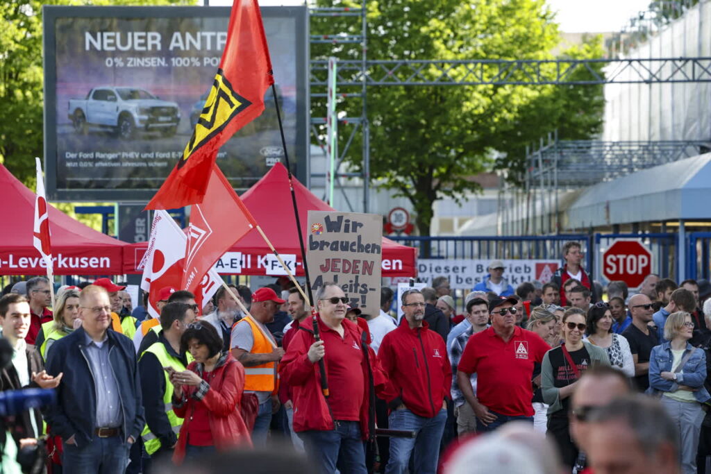 Protest w niemieckich fabrykach Forda (PAP/EPA/CHRISTOPHER NEUNDORF)