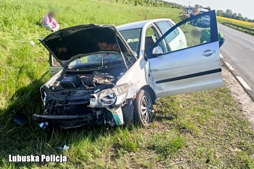 Nieudane wyprzedzanie ciężarówki na obwodnicy Żar zakończyło się dla kobiety kierującej VW Polo szczęśliwie (KPP Żary)