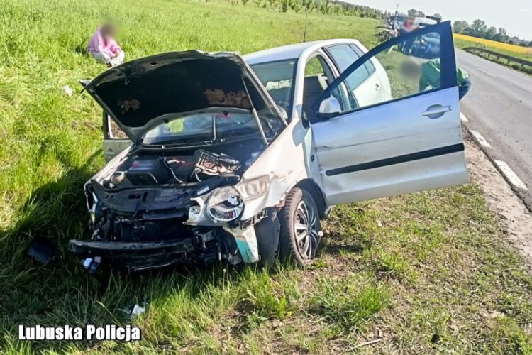 Nieudane wyprzedzanie ciężarówki na obwodnicy Żar zakończyło się dla kobiety kierującej VW Polo szczęśliwie (KPP Żary)