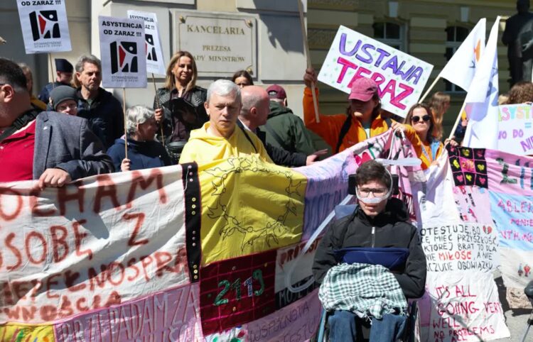 Protest osób z niepełnosprawnościami przed KPRM. Fot. PAP/ Szymon Pulcyn