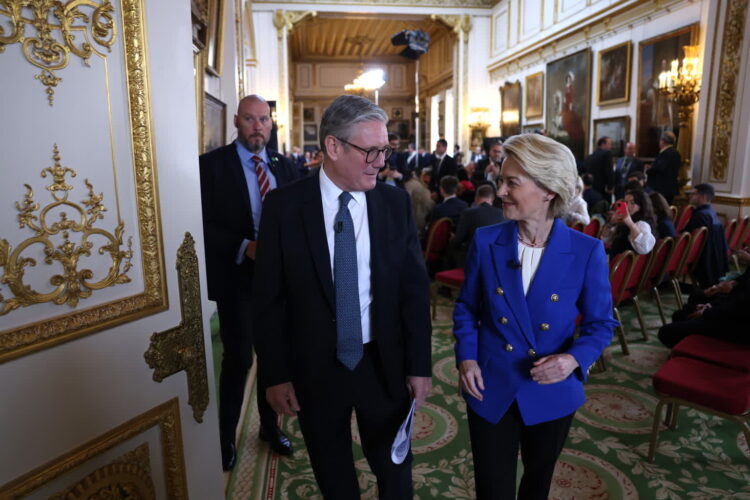 UE i Londyn zmodyfikowały porozumienie brexitowe 9 Keir Starmer i Ursula von der Leyen (PAP/EPA/NEIL HALL / POOL)