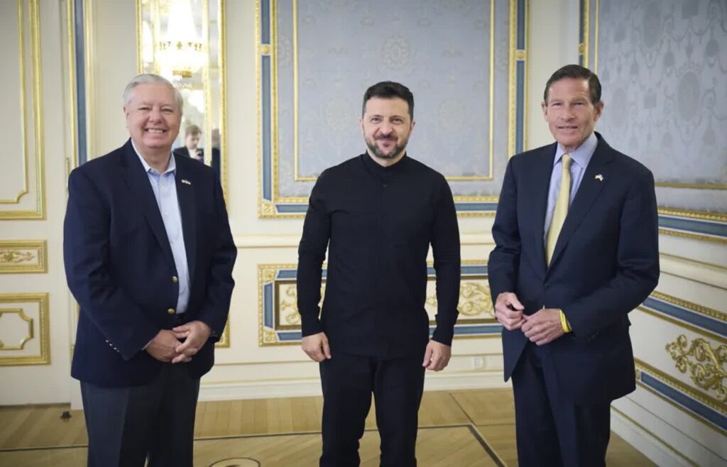 Amerykańscy senatorowie spotkali się w Kijowie z Zełenskim Lindsey Graham i Richard Blumenthal i Wołodymyr Zełenski. Fot. PAP/EPA/UKRAINIAN PRESIDENTIAL PRESS SERVICE HANDOUT