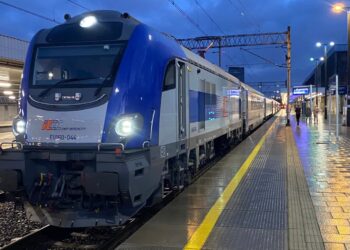 Pociąg na stacji (PKP PLK)