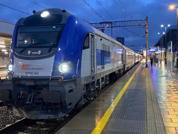 Pociąg na stacji (PKP PLK)