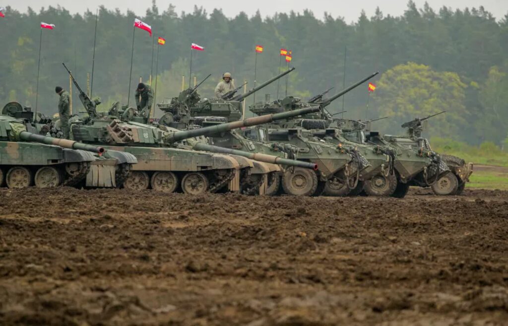 22.04.2024. Ćwiczenia żołnierzy Wielonarodowej Dywizji Północny - Wschód NATO w Orzyszu. Fot. PAP/ Tomasz Waszczuk