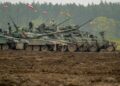22.04.2024. Ćwiczenia żołnierzy Wielonarodowej Dywizji Północny - Wschód NATO w Orzyszu. Fot. PAP/ Tomasz Waszczuk