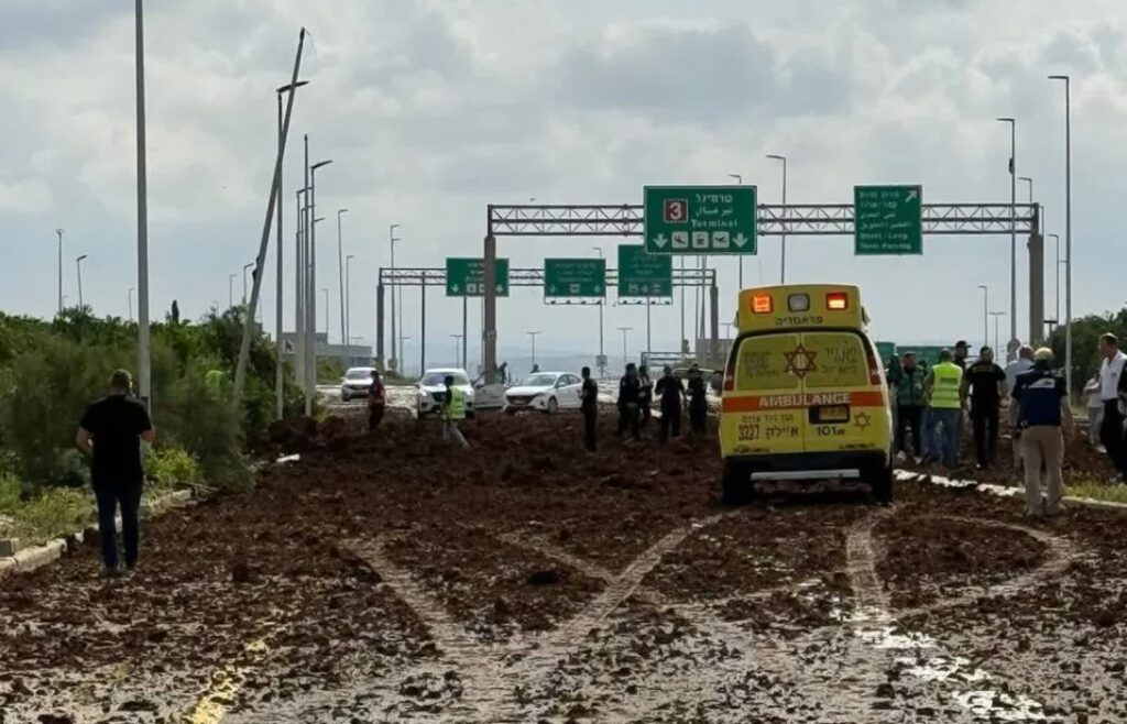 Pocisk balistyczny rebeliantów Huti uderzył w okolice lotniska Ben Guriona. Fot. X