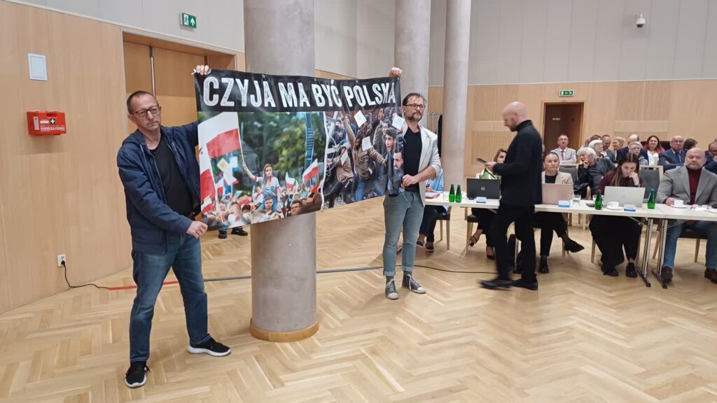 Narodowcy w sejmiku. Sesja sparaliżowana 2 Narodowcy w sesji sejmiku woj. lubuskiego. Protestują przeciwko rzekomemu przerzucaniu nielegalnych migrantów do Polski (fot. Piotr Bakselerowicz)