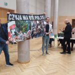 Narodowcy w sesji sejmiku woj. lubuskiego. Protestują przeciwko rzekomemu przerzucaniu nielegalnych migrantów do Polski (fot. Piotr Bakselerowicz)