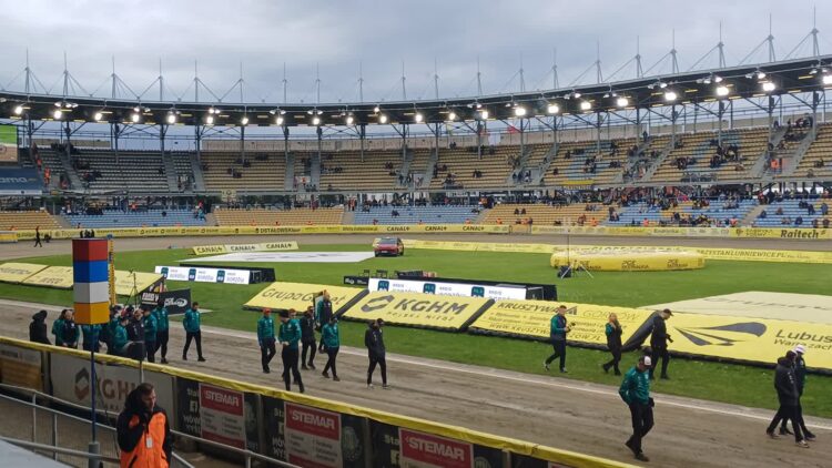 Jarosław Hampel: nie rozpamiętujemy porażki w derbach, przed Presem Toruń pracujemy nad motocyklami 9 fot. Jakub Lesiński