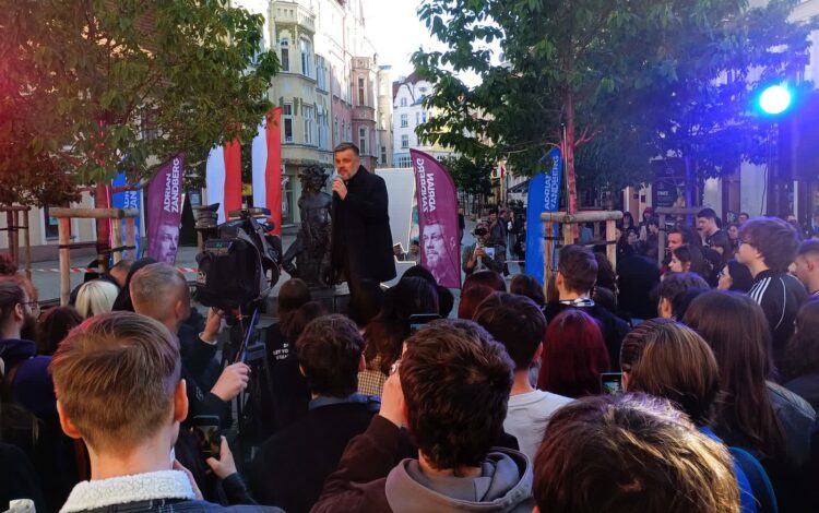 Kampania prezydencka 2025. Wiec wyborczy Adriana Zandberga, lidera Partii Razem, w Zielonej Górze (fot. Piotr Bakselerowicz)