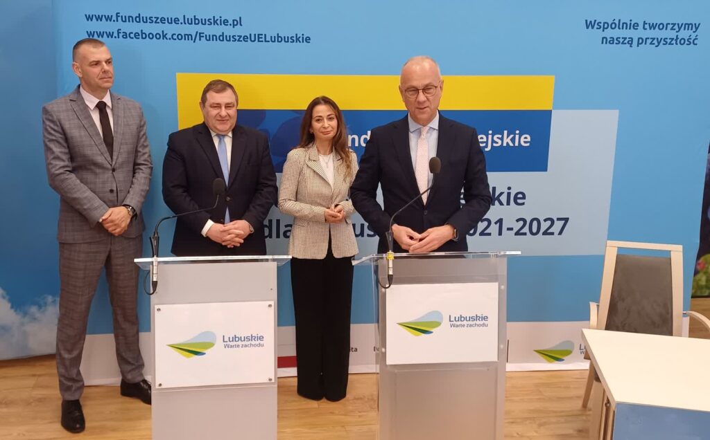 Samorządy powiązane w partnerstwa, unijny tort podzielony 2 Partnerstwa lubuskich gmin na unijną perspektywę 2021-27 - konferencja w UMWL (fot. Piotr Bakselerowicz)