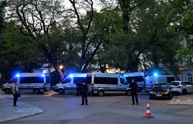 W środę 22-letni mężczyzna zaatakował siekierą 53-letnią portierkę na UW, która zmarła na miejscu. Fot. PAP/PAP/Radek Pietruszka