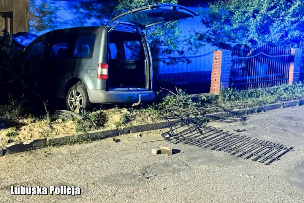 W Dobiegniewie przy ul. Poznańskiej pijany kierowca wypadł z drogi i wjechał w ścianę domu (KPP Strzelce Krajeńskie)